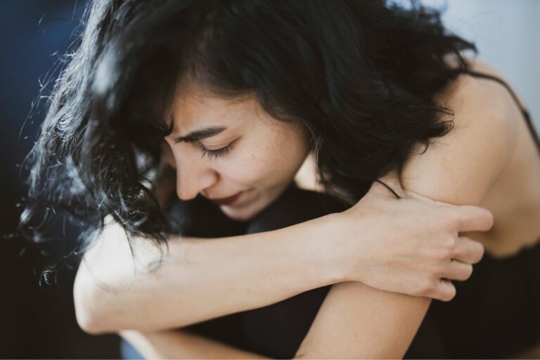 Las tres frases que delatan a una persona con ansiedad social, según una psicóloga