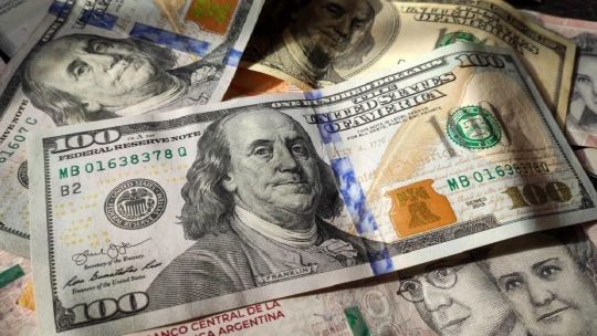Turbulencia cambiaria: el dólar saltó casi 100 pesos en la semana y rozó el techo de la banda