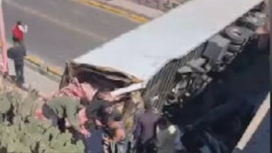 Un camión volcó en Mendoza: los vecinos intentaron robar la carga y la policía intervino con balas de goma