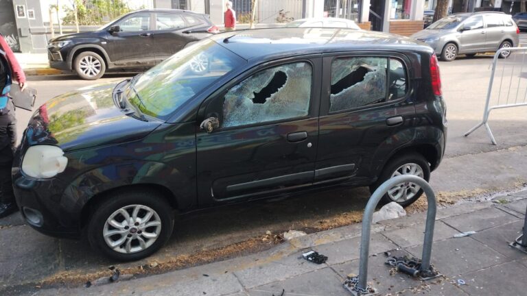Una mujer rompió los autos de Gustavo Sylvestre y Gabriela Radice con un palo de hockey en la puerta de Radio 10
