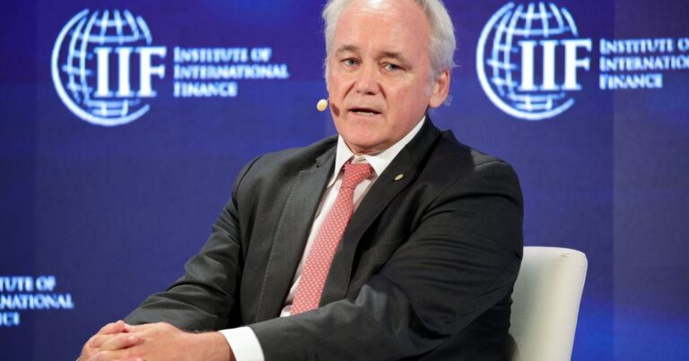 El Gobierno anuncia que comprará reservas y empieza a ponerle un piso al dólar