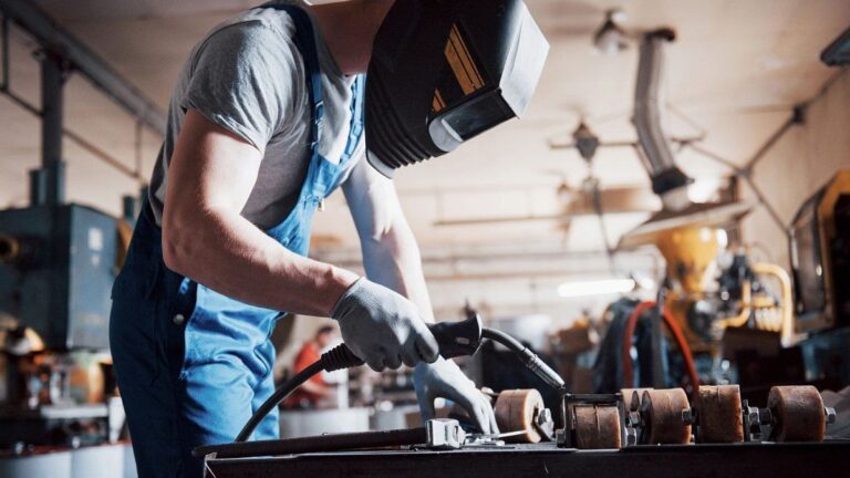 Nuevas bandas cambiarias y competitividad: la industria ve mejoras por el dólar, pero advierte que no alcanza