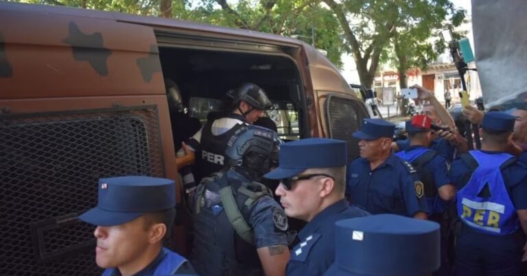 Trasladaron a Concordia a Pablo Laurta: gritos por el femicidio de su expareja y su exsuegra y más detalles del crimen del remisero