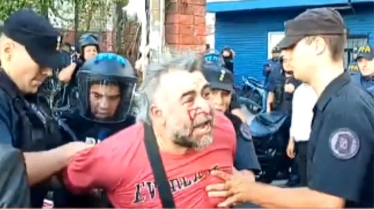 Un camarógrafo fue detenido detenido y golpeado por la Policía en la protesta contra la Ley de Glaciares
