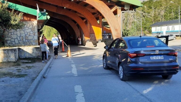 Señalética de paso fronterizo en la cordillera de los Andes, con banderas de Argentina y Chile.