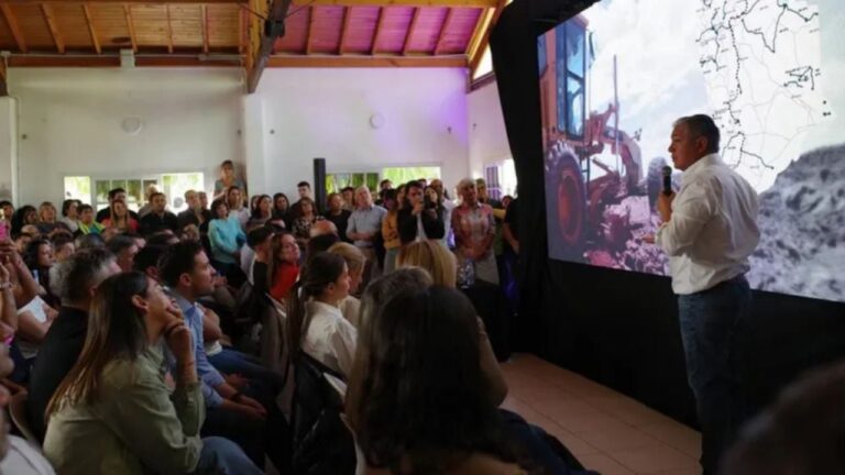 Gobernador Rolando Figueroa durante el encuentro partidario de Comunidad en Neuquén capital.