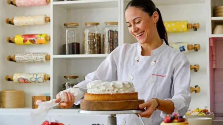 Yvonne Pervanas, emprendedora de 26 años, en su pastelería Don Costa en Chos Malal