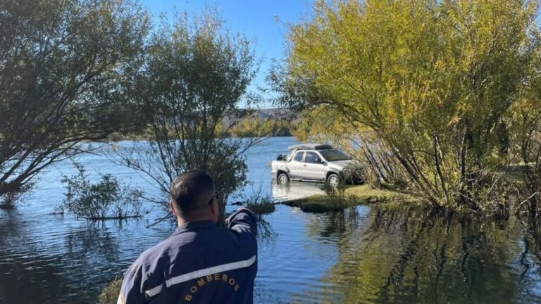 Personal de rescate durante el operativo para asistir a pescadores varados en el río, cerca de Piedra del Águila.