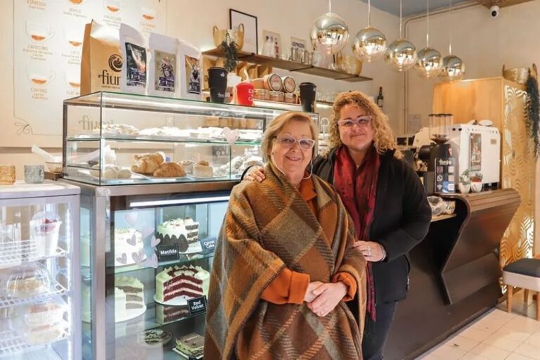 Adelia y Laura en el interior de Fiumi, su emprendimiento gastronómico en Plottier