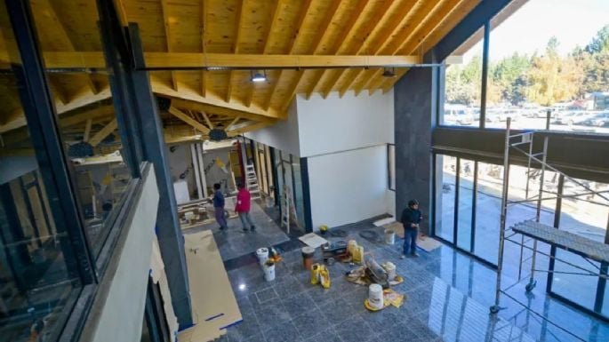 Vista del interior del renovado Aeropuerto Chapelco con hall de partidas y locales comerciales
