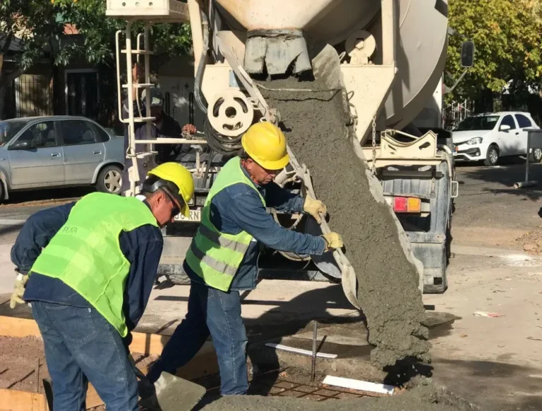 Trabajos de bacheo en el puente ferroviario de Cipolletti