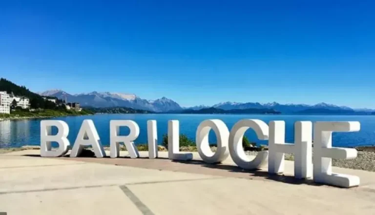 Vista panorámica de San Carlos de Bariloche con el lago Nahuel Huapi y la cordillera de fondo