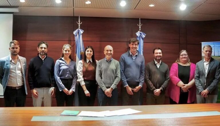 Firma de acta compromiso en el Centro Administrativo Ministerial de Neuquén