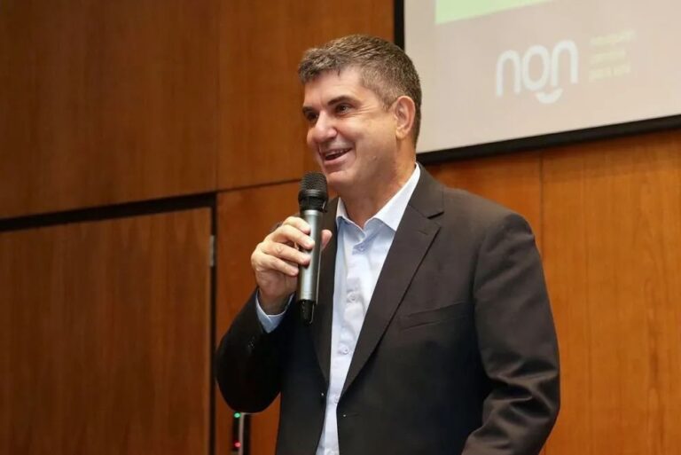 Gustavo Coatz, secretario del Interior de Neuquén, durante una entrevista radial