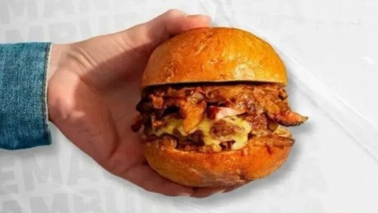 Hamburguesa con papas fritas en un plato durante la Semana de la Hamburguesa en Neuquén