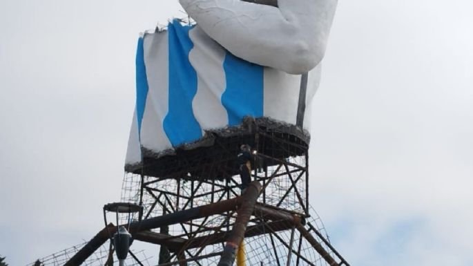 Trabajadores montan estructuras metálicas de la estatua de Lionel Messi en Cutral Co