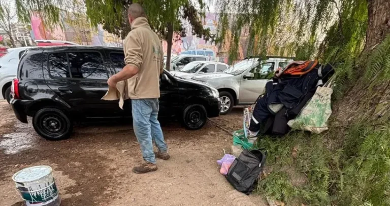 Operativo municipal contra trapitos en estacionamiento del Sanatorio Río Negro
