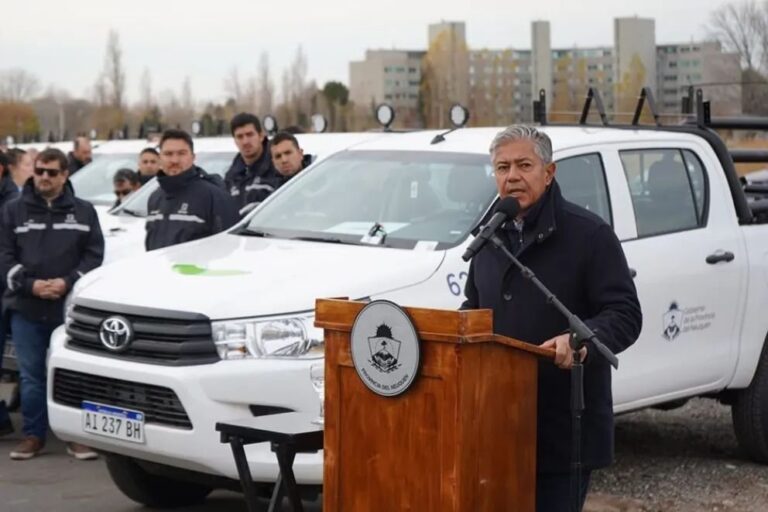 Entrega de 60 camionetas al EPEN en Neuquén