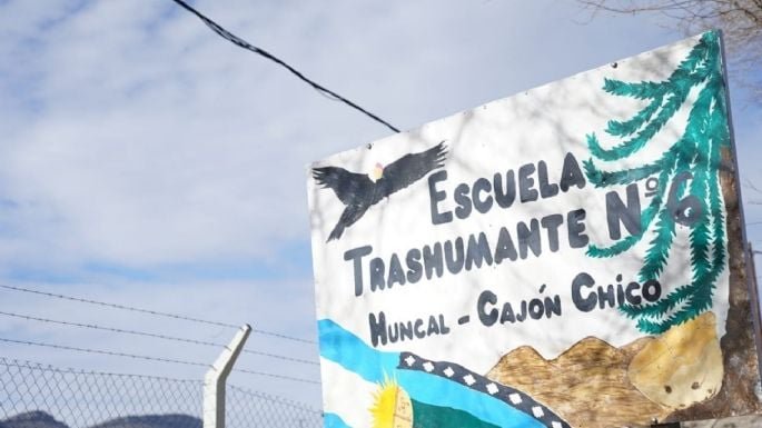 Vista de los tráilers donde funcionan la Escuela Primaria 6 y el CPEM 105 en el paraje Cajón Chico