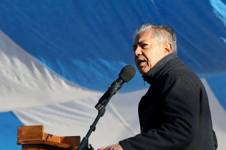 Gobernador Rolando Figueroa durante el acto del 25 de Mayo en Añelo