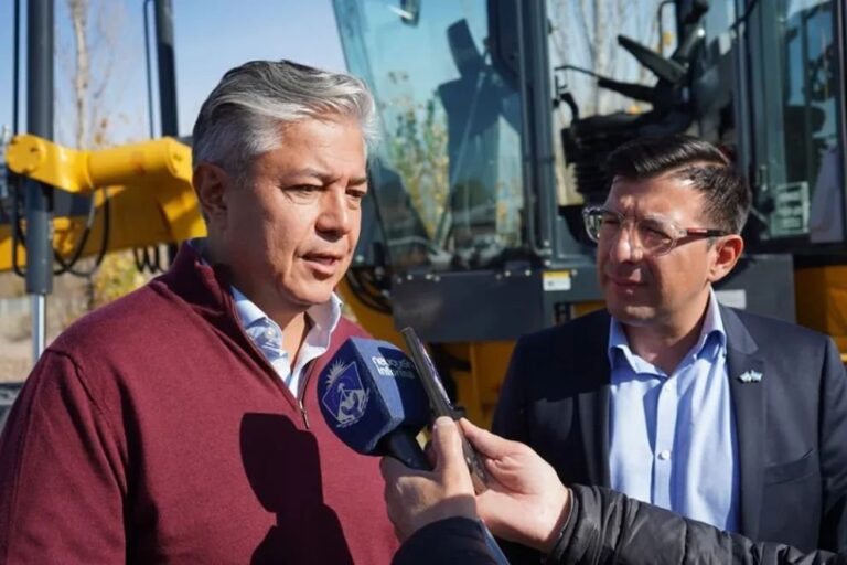 Gobernador Figueroa entrega escrituras en Senillosa