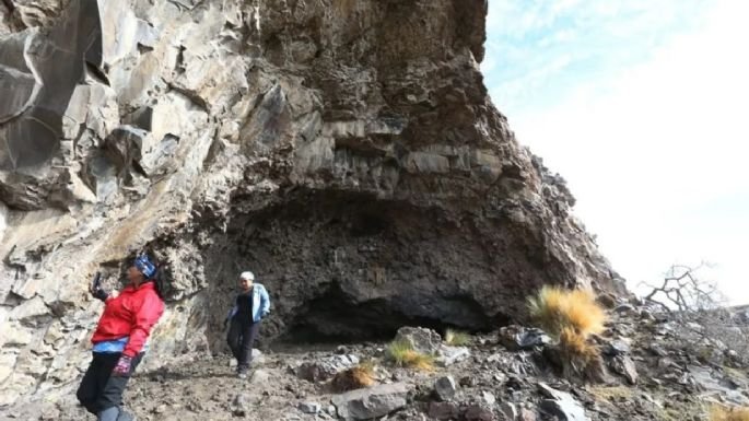 Cueva con arte rupestre en Zapala, Neuquén
