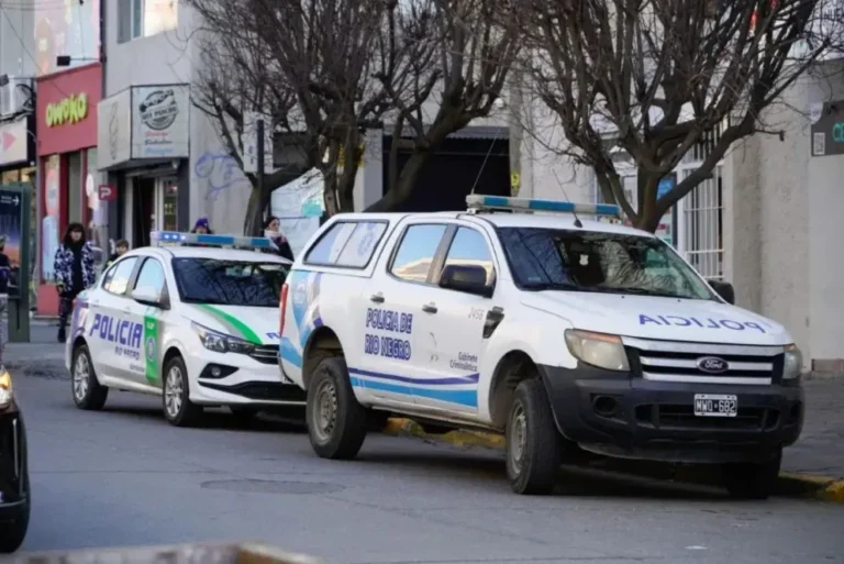 Operativo policial en calle Arrayanes, sur de Bariloche