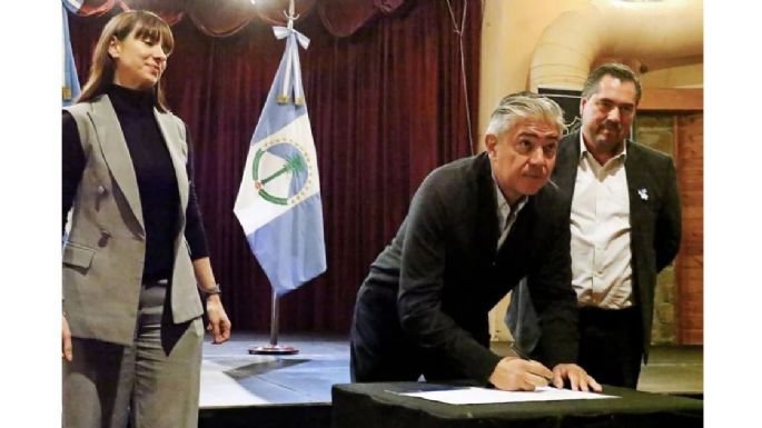 Gobernador Rolando Figueroa en obra de infraestructura en Neuquén