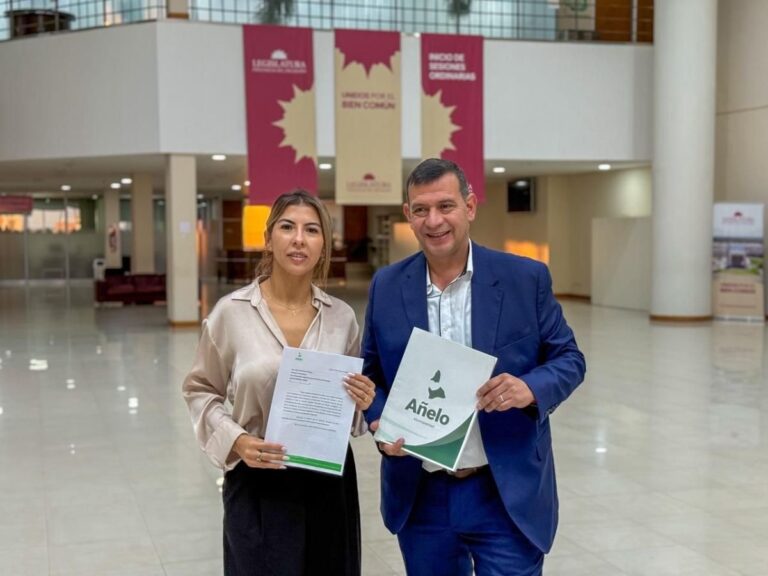 Intendente Fernando Banderet y diputada Daniela Rucci en la Legislatura provincial presentando proyecto de ley