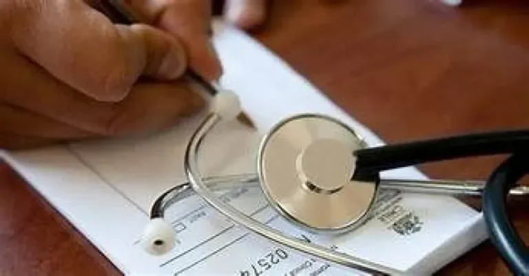 Imagen ilustrativa de una investigación judicial con documentos y sellos médicos