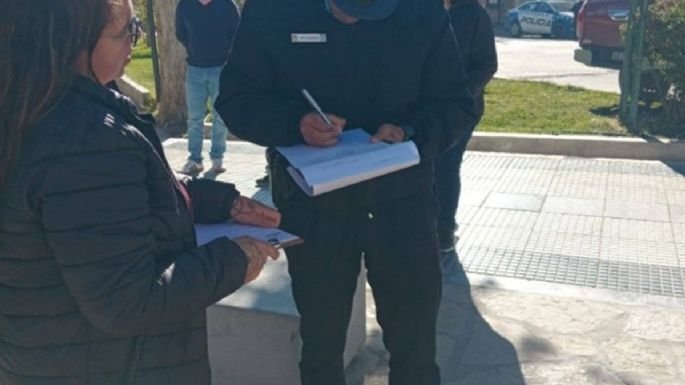 Acampe de trabajadores municipales en la Plaza San Martín de Chos Malal