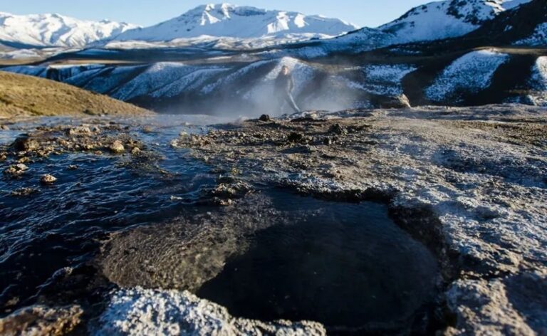 Vista de Las Olletas, con fumarolas y aguas termales en el Área Natural Protegida Domuyo, Neuquén
