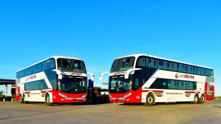 Colectivo de la línea Las Grutas SA frente al hospital Violeta Villalobos