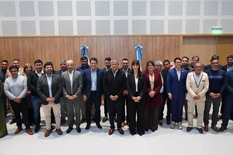 Firma de convenios de descentralización de políticas sociales en Neuquén