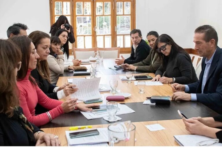 Reunión entre funcionarios provinciales y representantes de ATEN en Casa de Gobierno