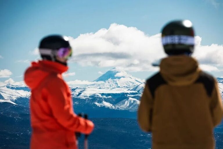Paisaje invernal de Neuquén con montañas nevadas y pista de esquí