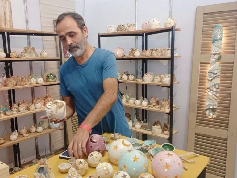 Emprendedores culturales neuquinos con instrumentos y equipos adquiridos con créditos provinciales