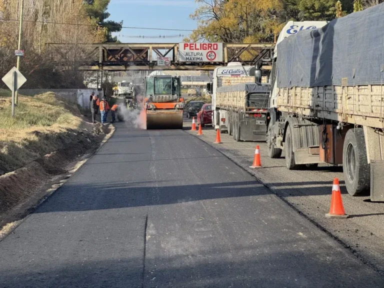 Obra de bacheo debajo del puente ferroviario sobre Ruta 22 en Cipolletti