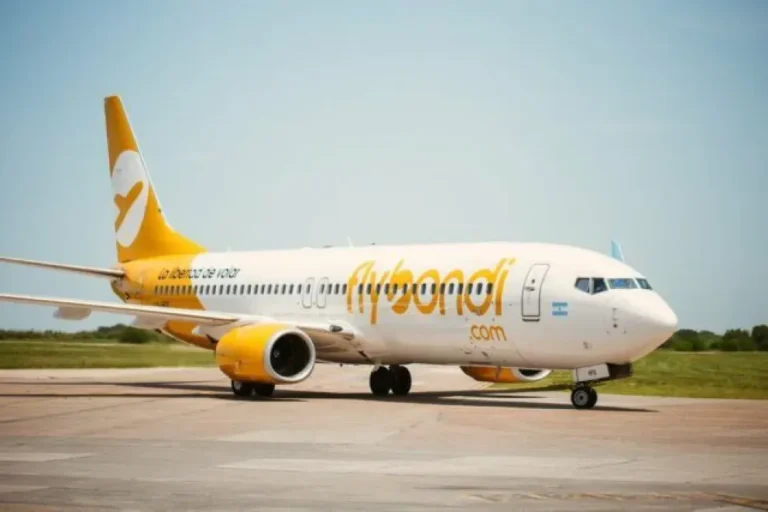 Avión de Flybondi en aeropuerto
