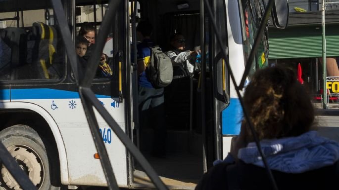 Colectivo de transporte público en la ciudad de Neuquén durante un feriado