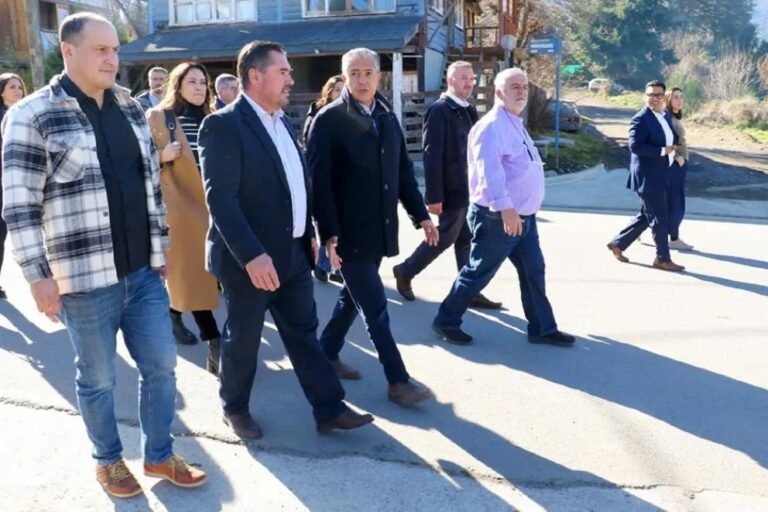 Inauguración de cuadras de asfalto en Villa La Angostura