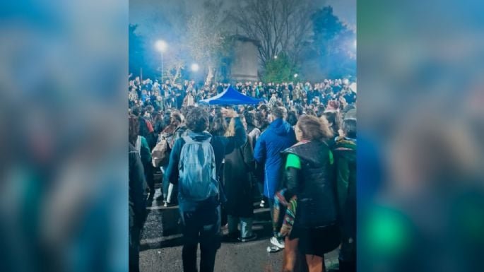 Fanáticos reunidos en el Monumento a San Martín en Neuquén durante el homenaje al Indio Solari