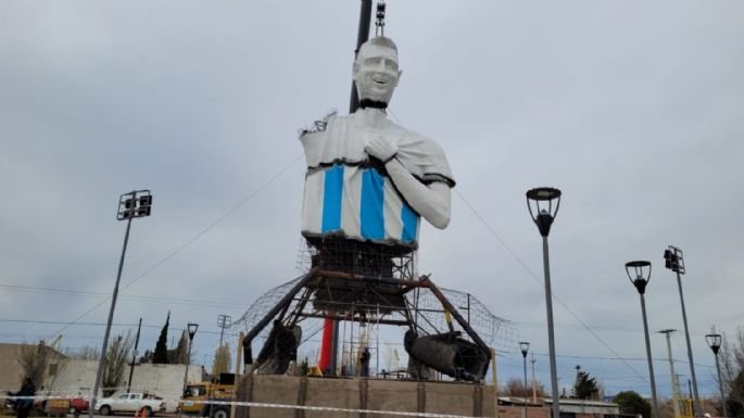 Estatua de Lionel Messi en proceso de montaje en Cutral Co, con la Copa del Mundo dañada